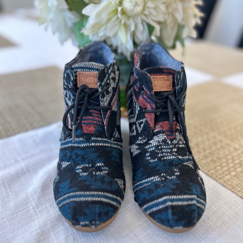 Toms Women's Aztec Fabric Design Wedge Lace Up Ankle Boots Size 9 winter boots
